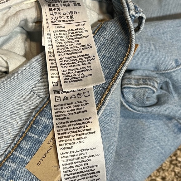 Levi's Light Blue Denim High-Waisted Mom Jeans 27 x 27. NWT - Picture 8 of 11